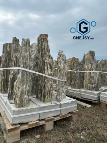 monolity gnejsowe w podstawie betonowej